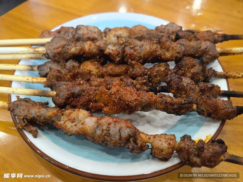 美味烤肉串摆于盘中