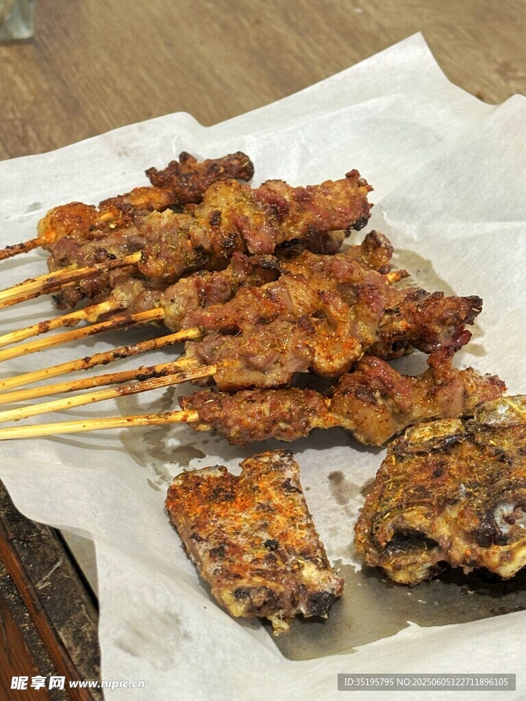 美味烤肉串与烤鸡翅