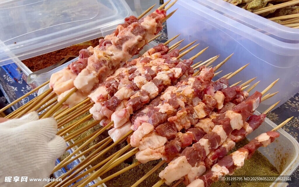 美味羊肉串待烤制