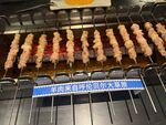 烤架上的美味羊肉串