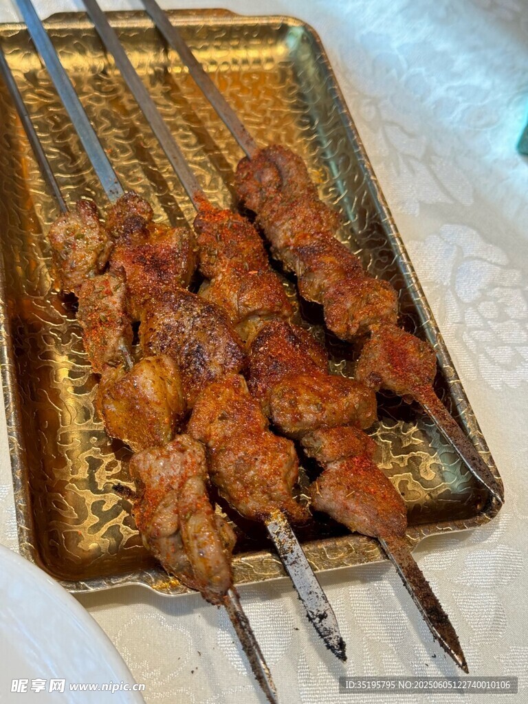 美味烤肉串摆放在托盘上