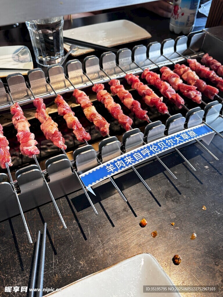 炭火上的美味烤肉串