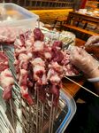 新鲜羊肉串待烤制