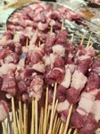 新鲜羊肉串待烤制