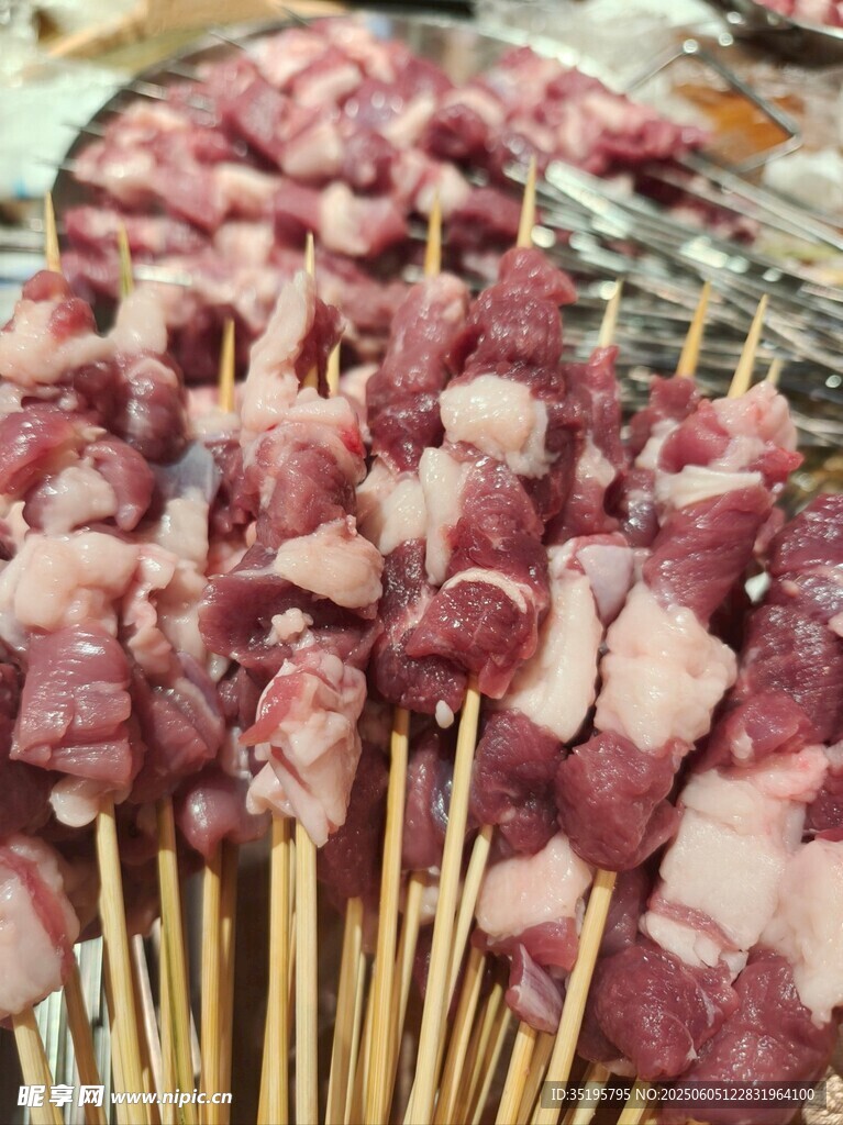 新鲜羊肉串待烤制