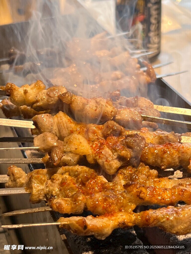 美味烤肉串正在烤制中