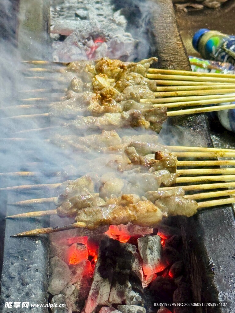 炭火上的美味串串烧烤