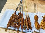 美味烤串摆放在盘中