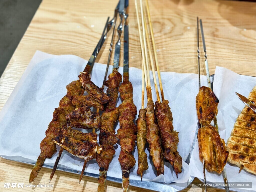 美味烤串摆放在盘中