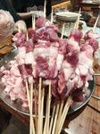 新鲜猪肉串待烤制