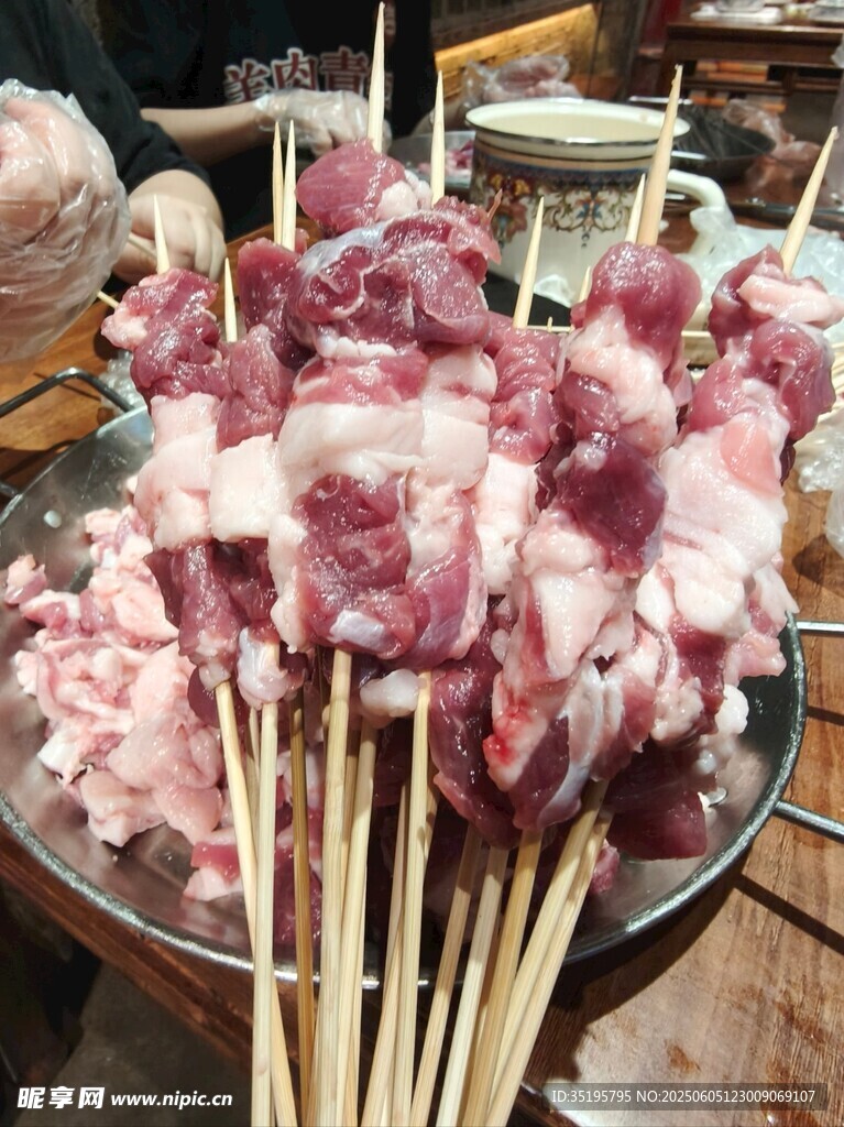 新鲜猪肉串待烤制