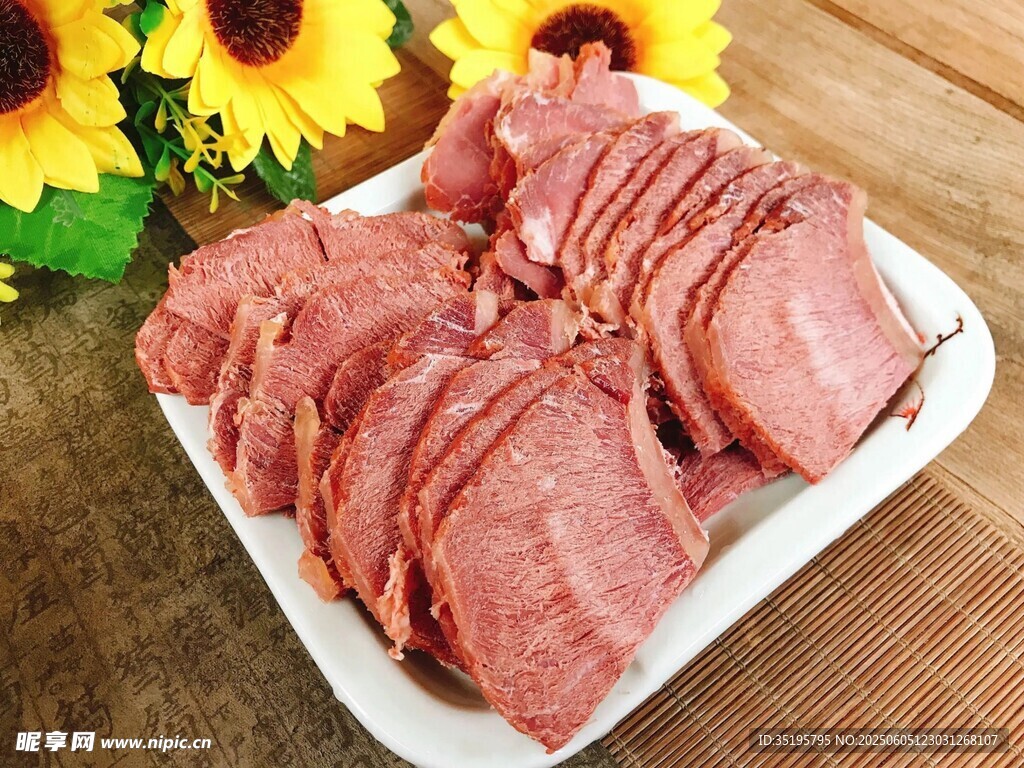 美味切片牛肉摆于盘中