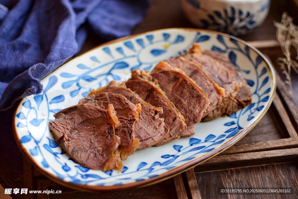 蓝白瓷盘上的美味酱牛肉