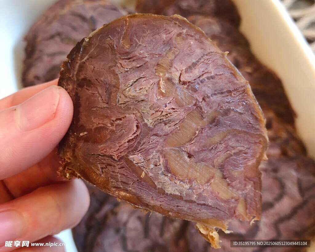 手拿干制红薯片特写