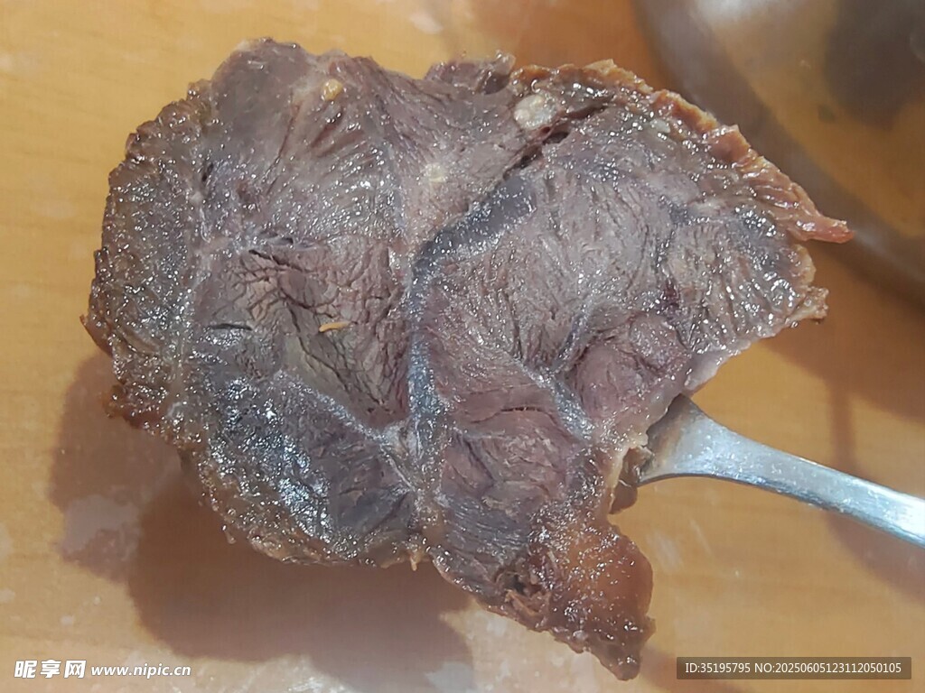 块状深色牛肉特写