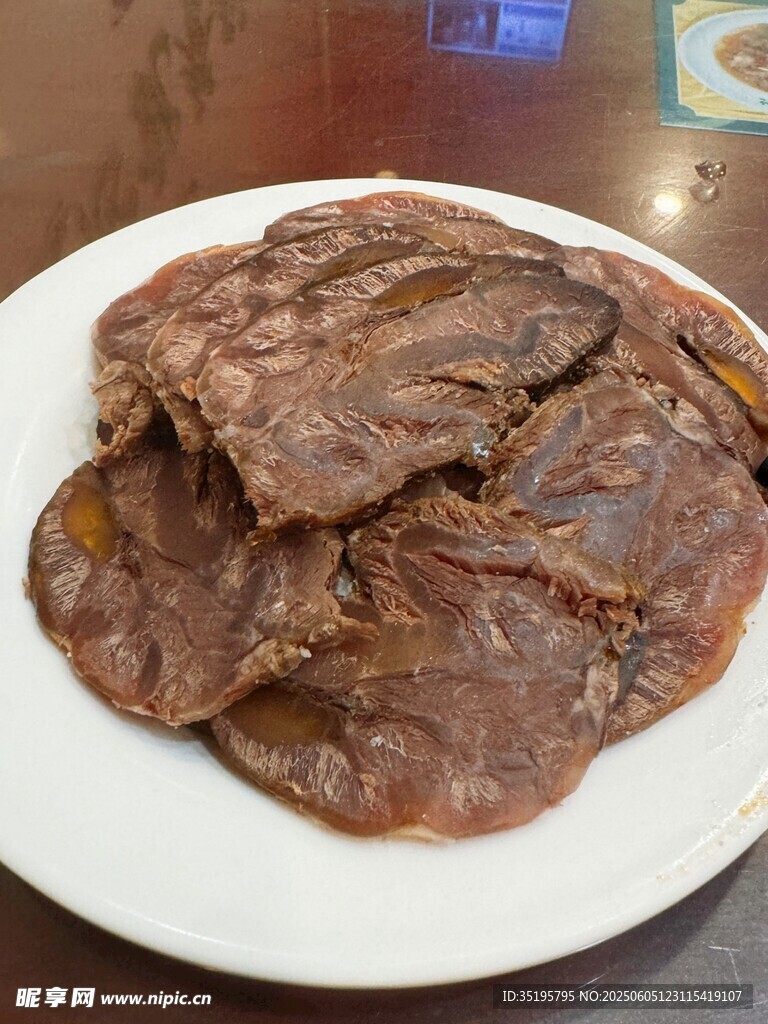 美味酱牛肉摆于白盘
