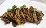 香煎牛肉片配翠绿葱花