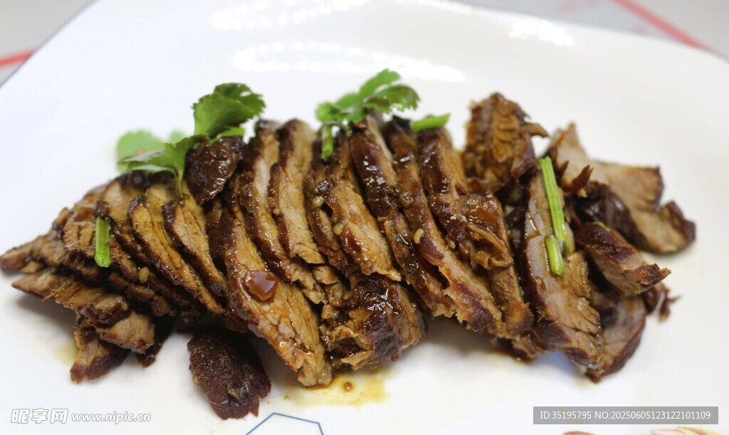 香煎牛肉片配翠绿葱花