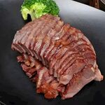 美味多汁牛排配西兰花