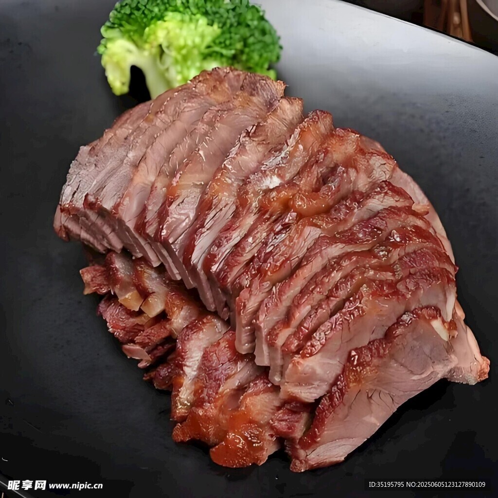 美味多汁牛排配西兰花