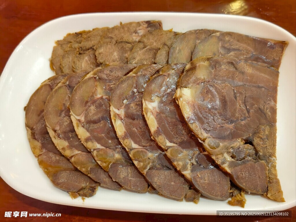 美味酱牛肉切片摆盘