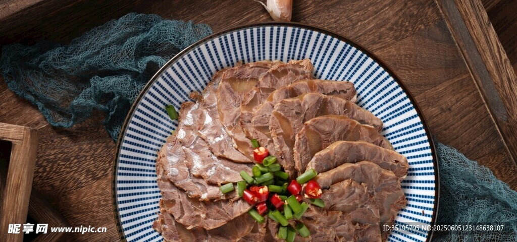 美味凉拌牛肉摆盘精致