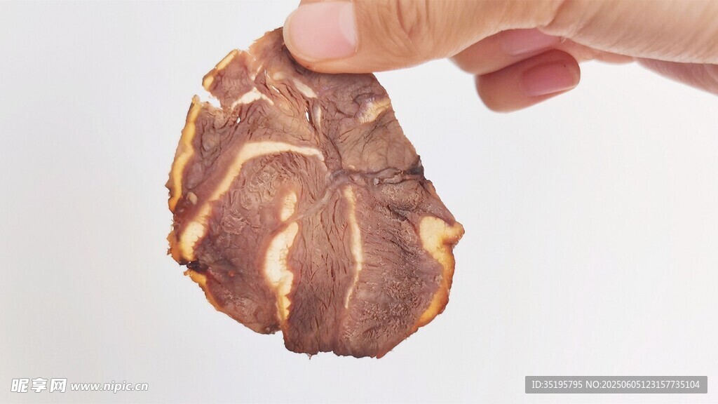 手持纹理独特的棕色石头