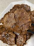 美味酱牛肉筷子夹取瞬间