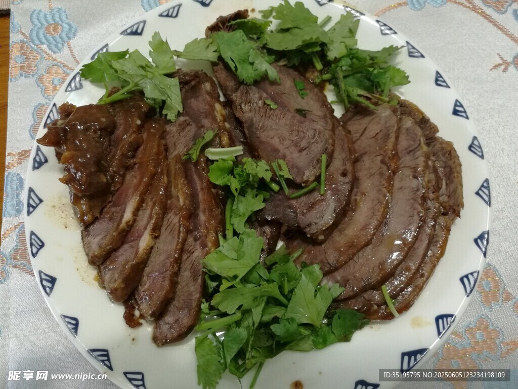 美味卤牛肉摆盘精致