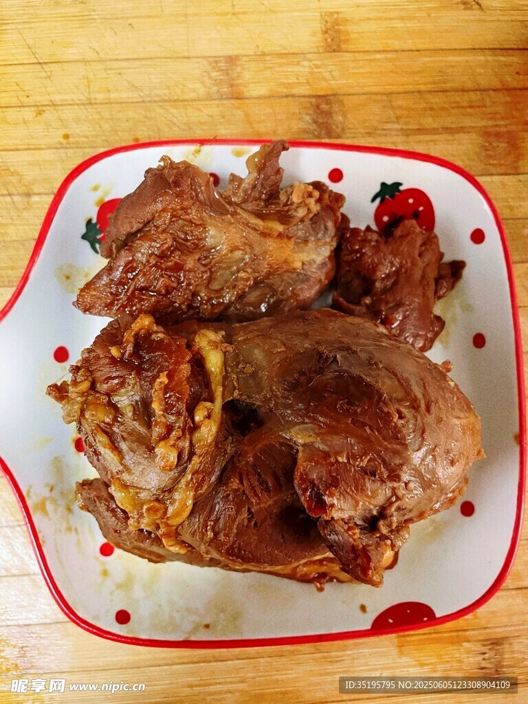 美味卤牛肉摆于盘中