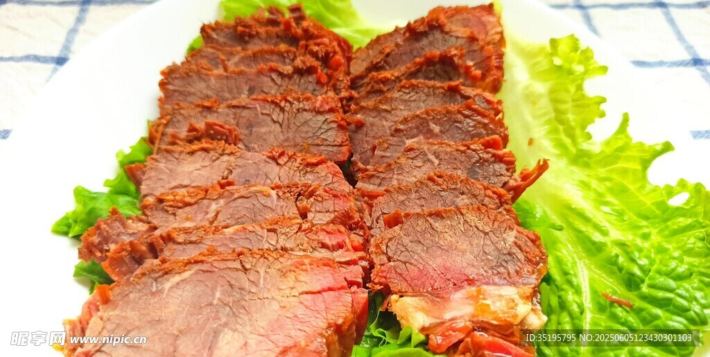 美味酱牛肉配新鲜生菜