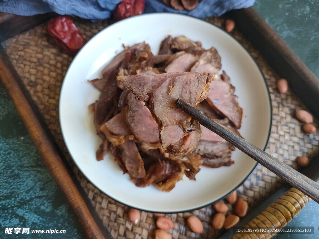 美味卤牛肉配筷与坚果