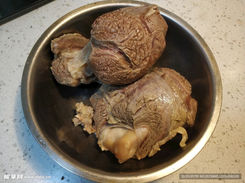 碗中卤制的大块牛肉