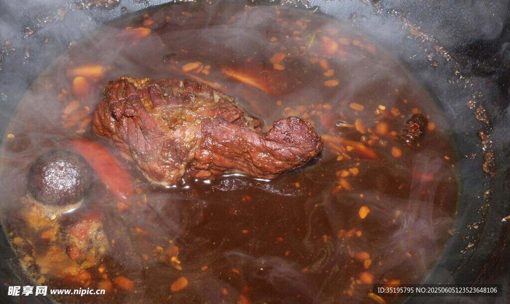 锅中炖煮的美味食材