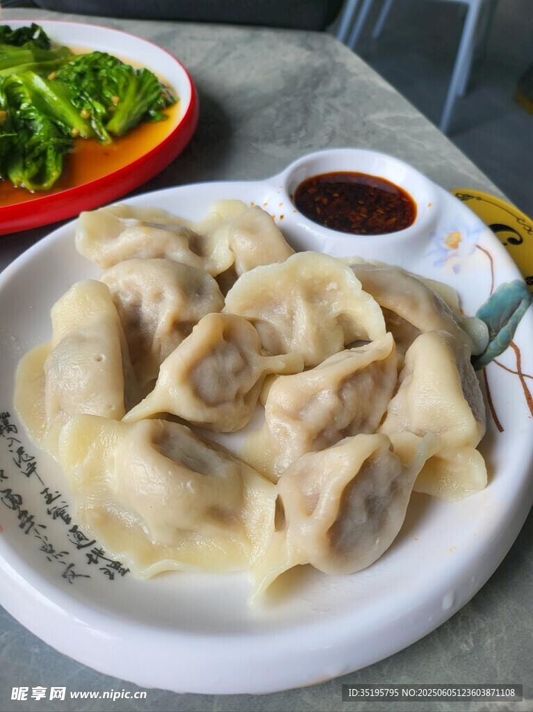 美味饺子配蘸料
