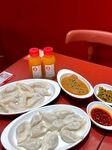 美味饺子搭配多样蘸料