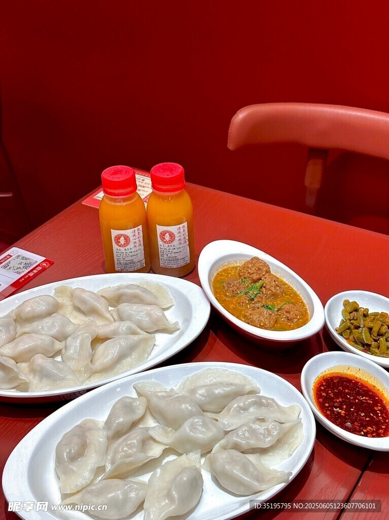 美味饺子搭配多样蘸料