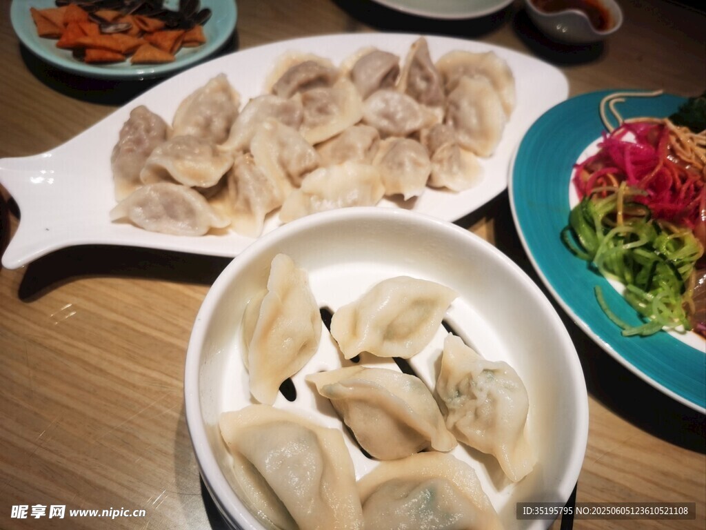 多样饺子美食摆桌展示