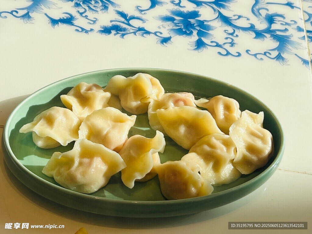 翠绿盘中的美味饺子