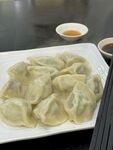 一盘美味饺子配蘸料
