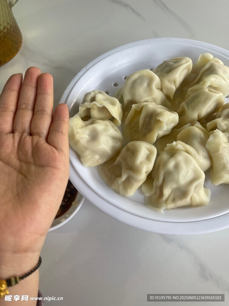 手旁的一盘美味饺子