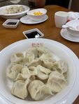 一碗美味饺子摆于餐桌