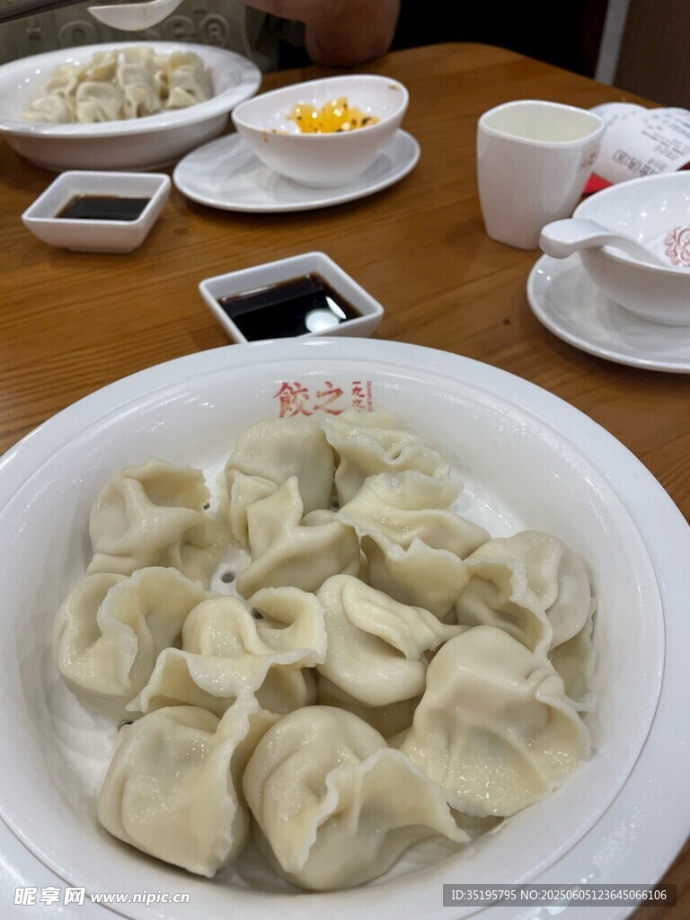 一碗美味饺子摆于餐桌