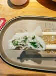 托盘上的美味饺子与筷子