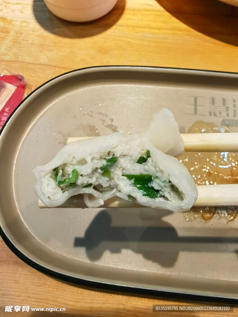 托盘上的美味饺子与筷子