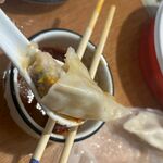 筷子夹起美味饺子瞬间