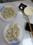 两碗饺子配蘸料与筷子