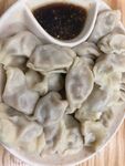 一盘美味饺子配蘸料