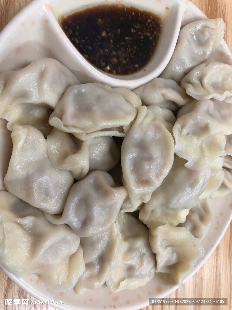 一盘美味饺子配蘸料