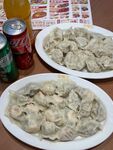 两盘饺子配饮料